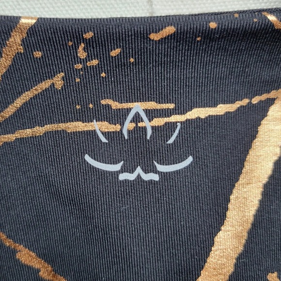 Beyond Yoga Black & Gold Marble One Shoulder Crop Top Large Gym Workout Chic - Picture 6 of 8